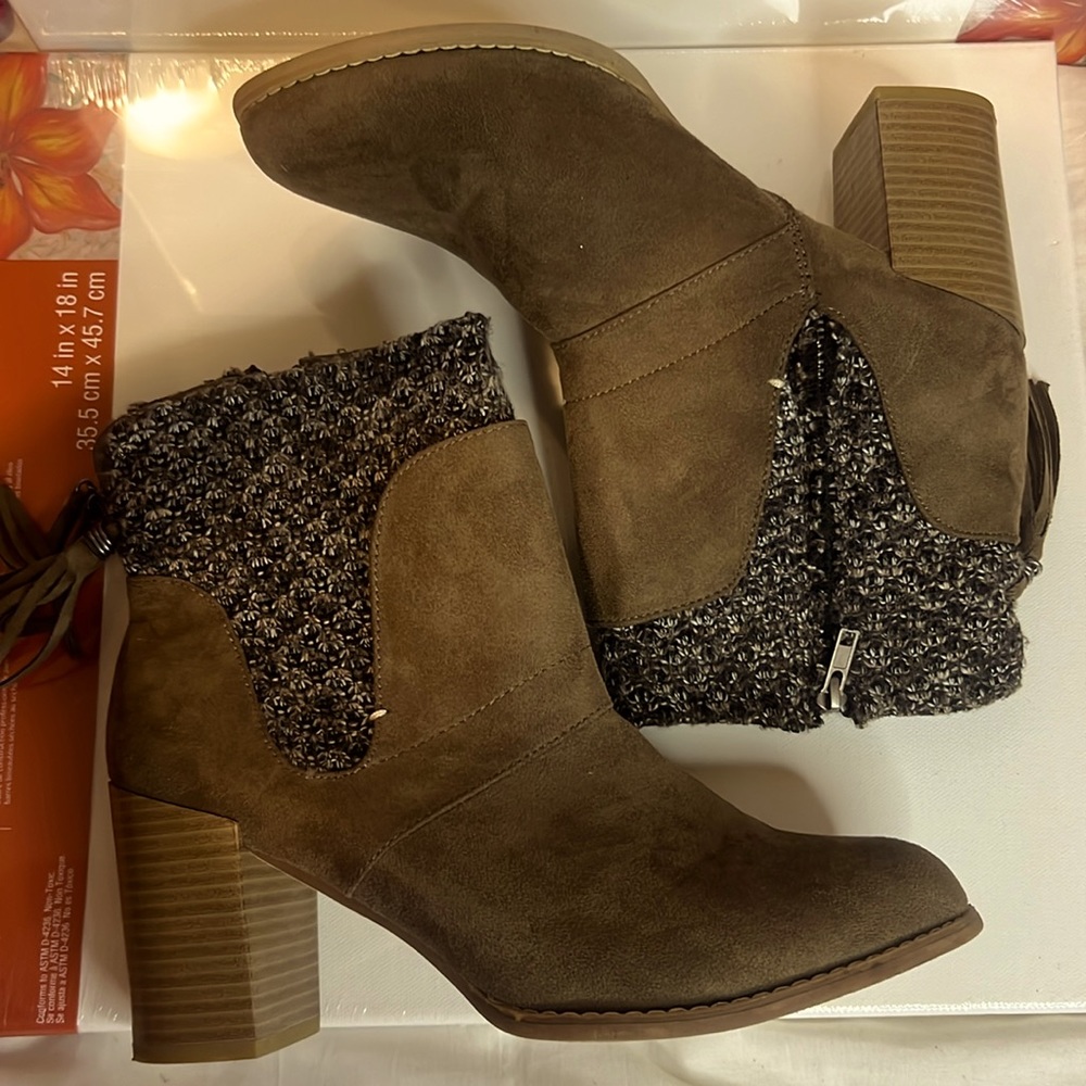 Muk Luks light brown ankle Winter Boots women's size 9 1/2. See description!